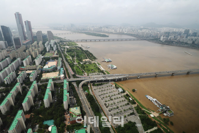 집중호우로 인해 흙탕물처럼 변한 한강                                                                                                                                                              