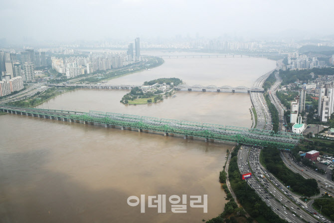 황톳빛으로 변한 한강                                                                                                                                                                              