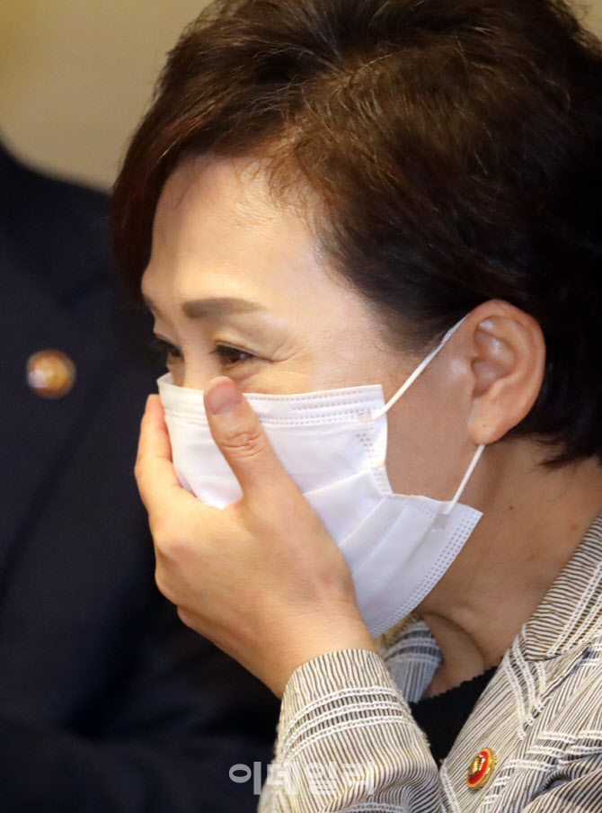 마스크 매만지는 김현미 장관                                                                                                                                                                       