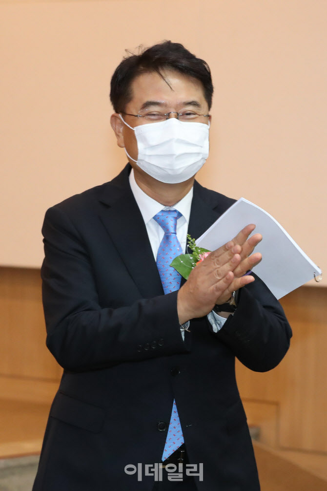 입장하며 박수치는 윤종인 위원장                                                                                                                                                                   