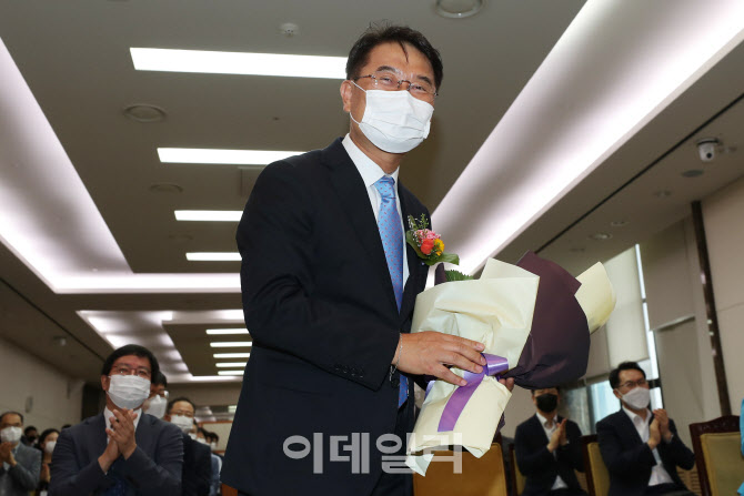 꽃을 든 윤종인 개인정보보호위원회 위원장                                                                                                                                                          