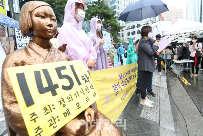 비가 내려도 흔들리지 않는 수요시위                                                                                                                                                                