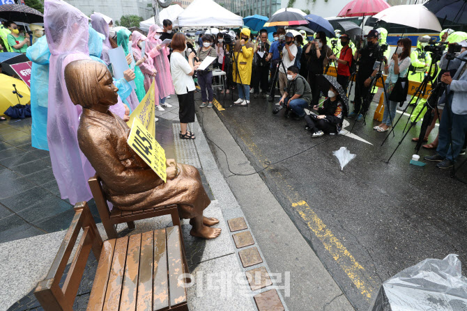 비가 와도 열리는 수요시위 기자회견                                                                                                                                                                