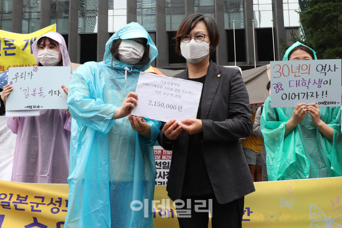 위안부 소녀상을 대학로 마로니에 공원에 설치하기 위해                                                                                                                                              