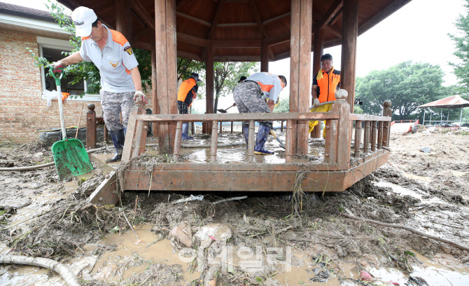 걷어내도 걷어내도 끝이 없는 흙더미                                                                                                                                                                