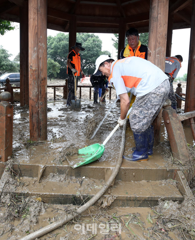 수해 복구 '구슬땀' 흘리는 의용소방대원들                                                                                                                                                