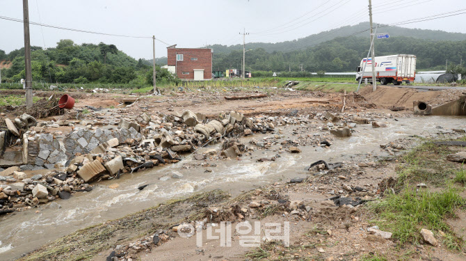 집중호우로 범람한 하천                                                                                                                                                                            