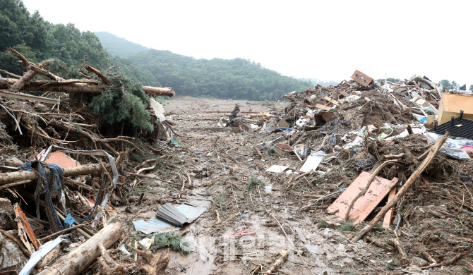 종일 흙 치워도 비 오면 또 쌓이고…복구 작업 구슬땀                                                                                                                                                