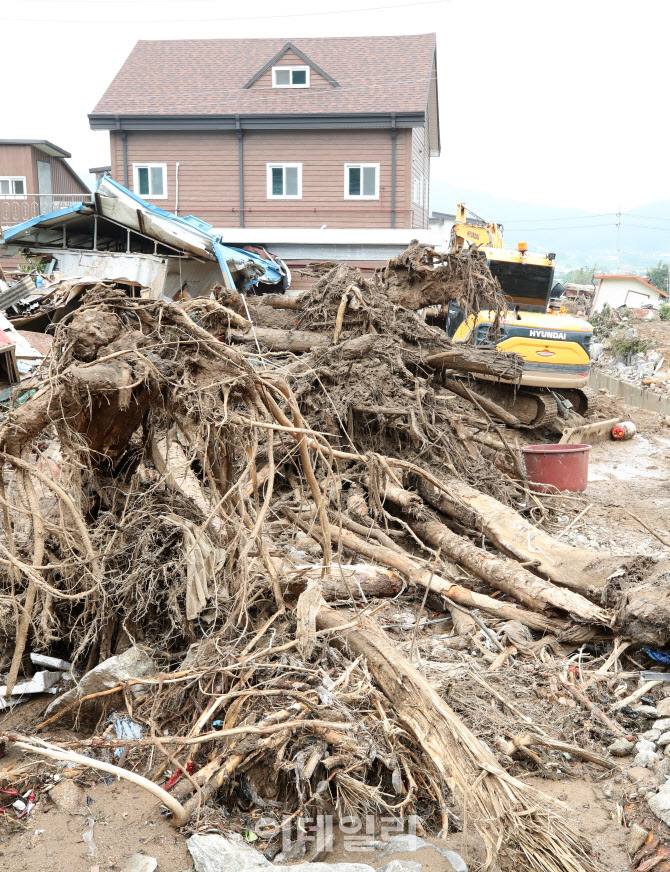 종일 흙 치워도 비 오면 또 쌓이고                                                                                                                                                                  