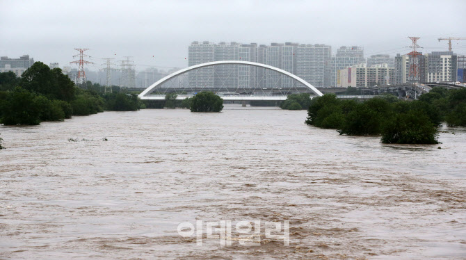 '홍수주의보' 발령된 탄천 서울 대곡교 지점                                                                                                                                               