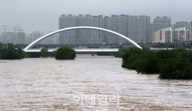 수위 높아진 탄천                                                                                                                                                                                  