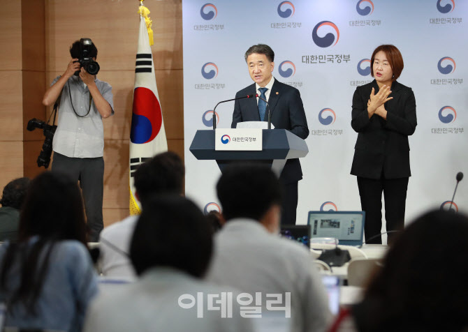 박능후, '의대 정원 확충 불가피한 결정'                                                                                                                                                  