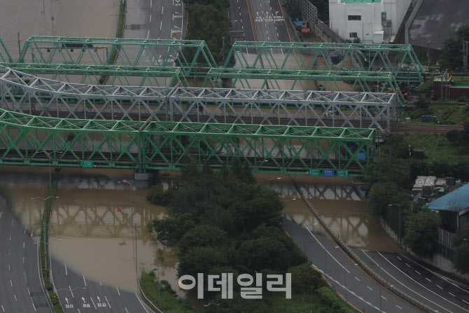 불어난 한강수위로 일부구간 통제된 올림픽대로                                                                                                                                                      