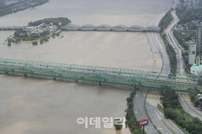 한강에 잠긴 올림픽대로와 노들섬                                                                                                                                                                   