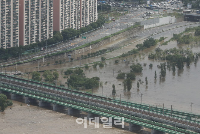 한강에 잠긴 강변북로                                                                                                                                                                              
