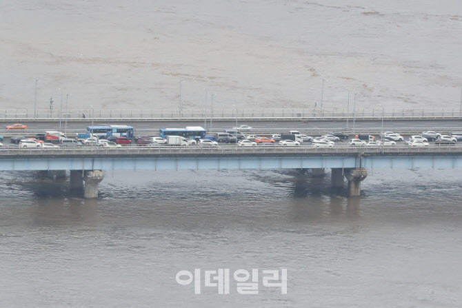 한강 수위 상승과 지속되는 교통체증                                                                                                                                                                