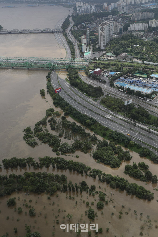 한강 수위 상승으로 침수된 올림픽대로, 일부구간 통제                                                                                                                                               