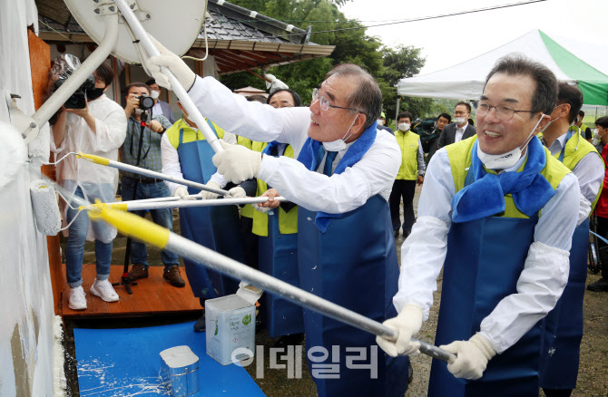 봉사활동하는 이개호 위원장과 이성희 농협회장                                                                                                                                                     