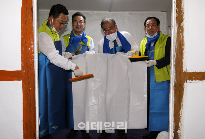  농협, 고령 저소득농가 집고치기 봉사                                                                                                                                                              