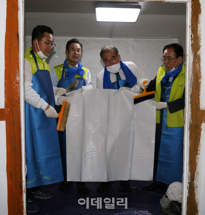  고령 저소득농가 집고치기 봉사활동                                                                                                                                                                