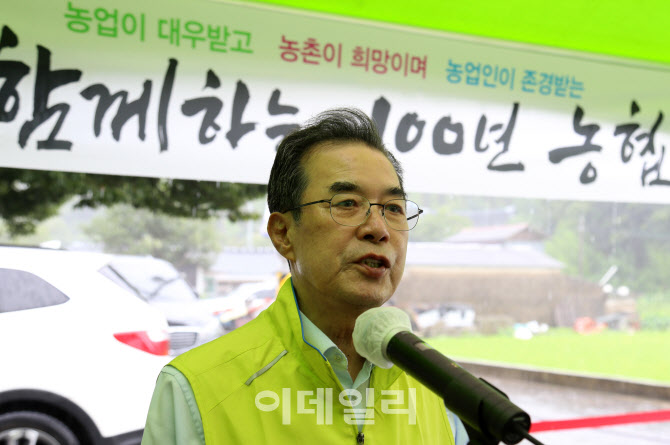  사랑의 집고치기 봉사 참가한 이성희 회장                                                                                                                                                          