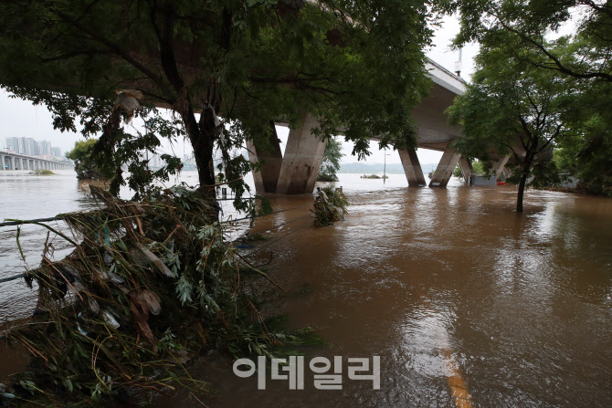 '물 언제 빠지나'                                                                                                                                                                        