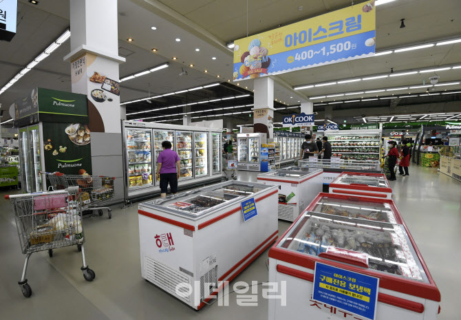 길어지는 장마에 희비 갈린 유통가                                                                                                                                                                  