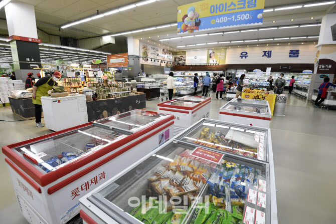 긴 장마로 녹아내리는 '빙과시장'                                                                                                                                                         