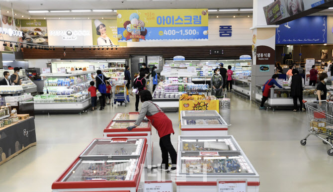 "지긋지긋한 비"… 폭염 대신 폭우에 울상짓는 유통업계                                                                                                                                    