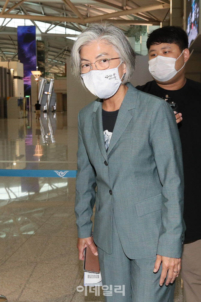 강경화 장관, 6개월만에 대면외교 위해 출국                                                                                                                                                         