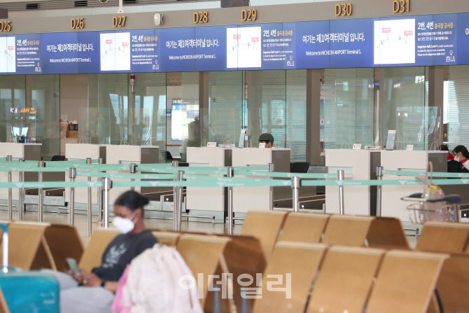 휴가철에도 텅 빈 인천국제공항 출국장                                                                                                                                                              