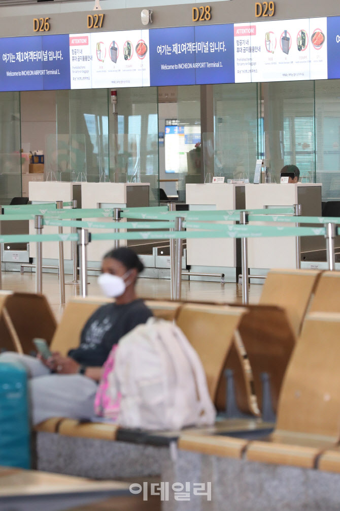 코로나19로 활기 잃은 인천국제공항 출국장                                                                                                                                                          