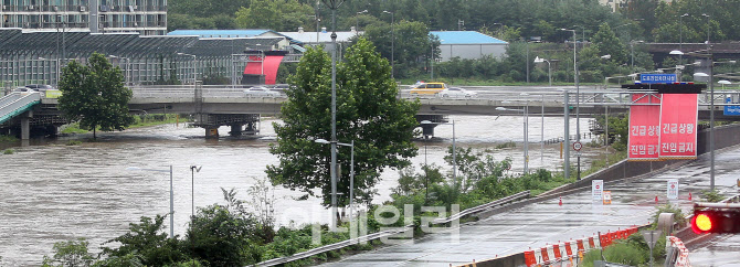 중랑천 수위 상승으로 통제 된 동부간선도로                                                                                                                                                         