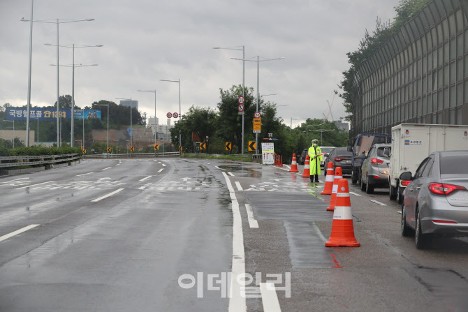 침수 위험이 있는 올림픽대로  통제                                                                                                                                                                 