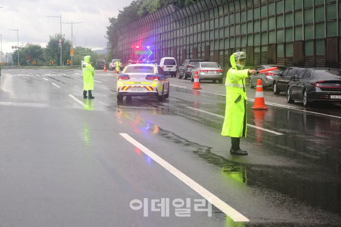 침수 위험이 있는 올림픽대로 진입 막는 경찰                                                                                                                                                        