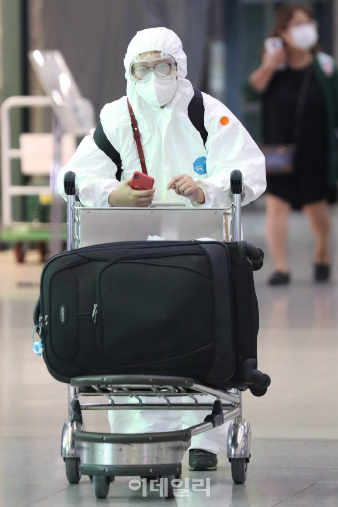 방호복 입고 입국하는 승객                                                                                                                                                                         