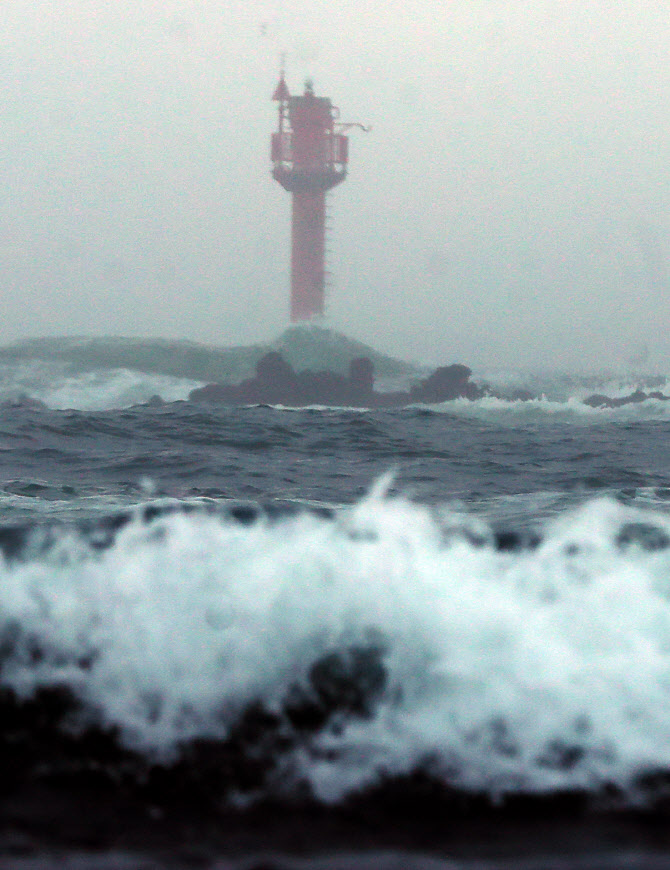  태풍 '장미' 북상, 거칠어진 제주 바다                                                                                                                                                   