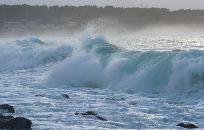  태풍 '장미' 북상, 거칠어진 제주 바다                                                                                                                                                   