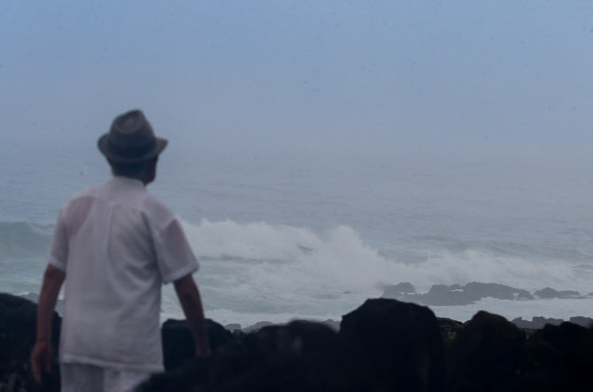  태풍 '장미' 북상, 거칠어진 제주 바다                                                                                                                                                   