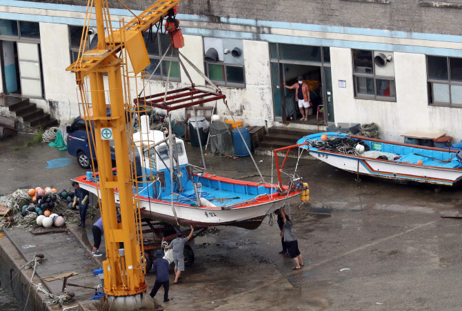  태풍 장미 북상 어선 육지로                                                                                                                                                                       