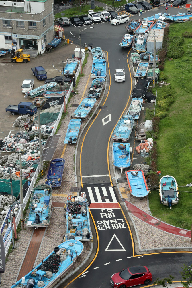  태풍 장미 북상 어선 도로 위로                                                                                                                                                                    