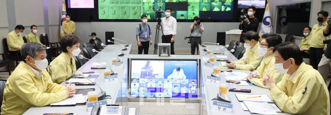 회의 전에 대화 나누는 장관들                                                                                                                                                                      