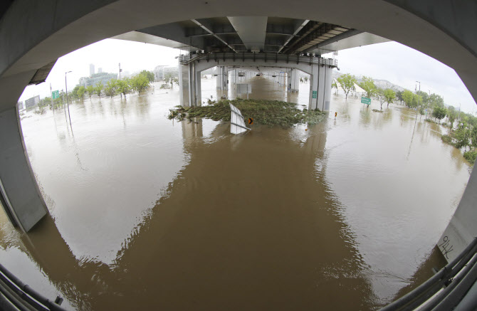  침수된 한강공원과 잠수교                                                                                                                                                                         