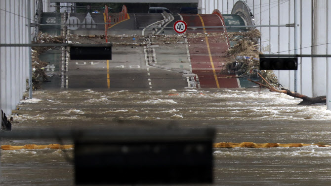  부유물 쌓여있는 잠수교                                                                                                                                                                           