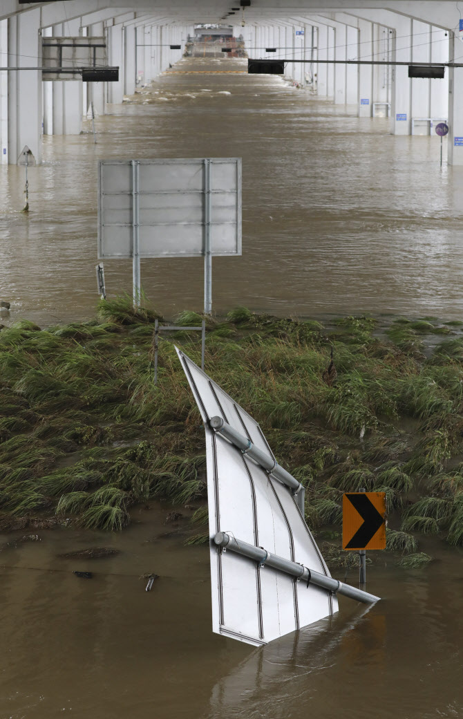  표지판 쓰러지고 침수된 잠수교                                                                                                                                                                    
