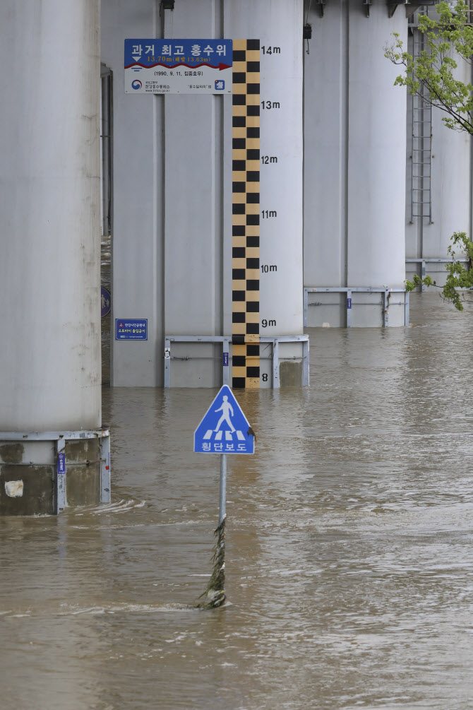  차량 통행 재개 수위 6.2m 돼야...아직은 수위 높은 잠수교                                                                                                                                          