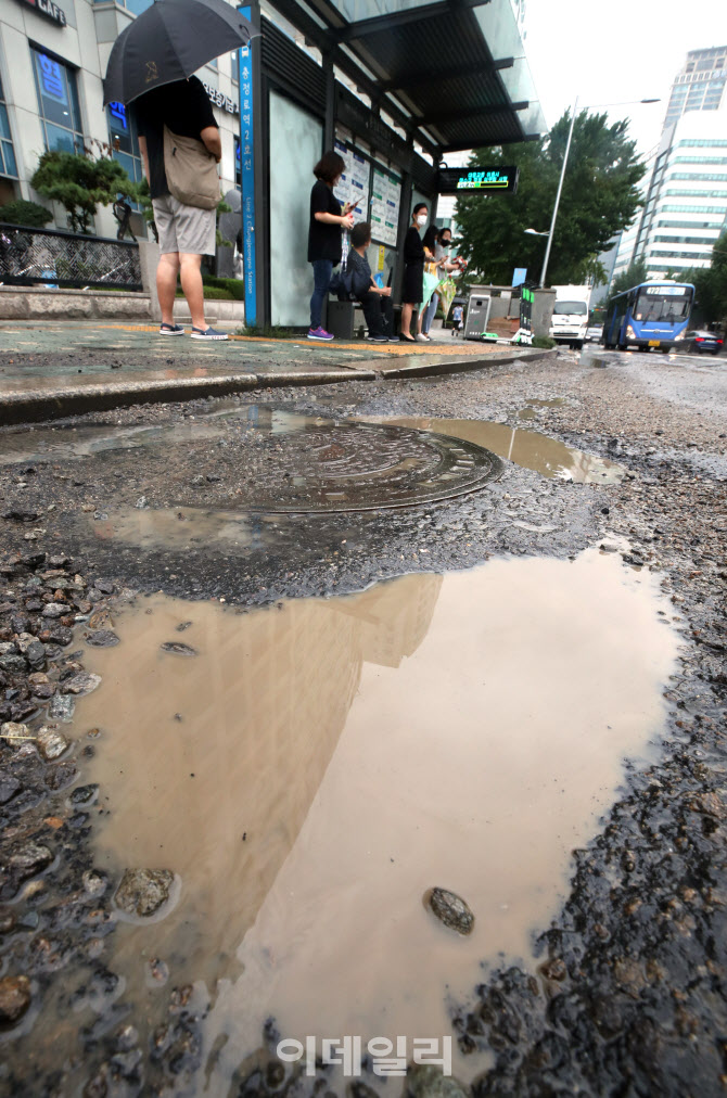 ‘도로 위 지뢰’ 포트홀, 대형사고 뇌관 우려                                                                                                                                                       