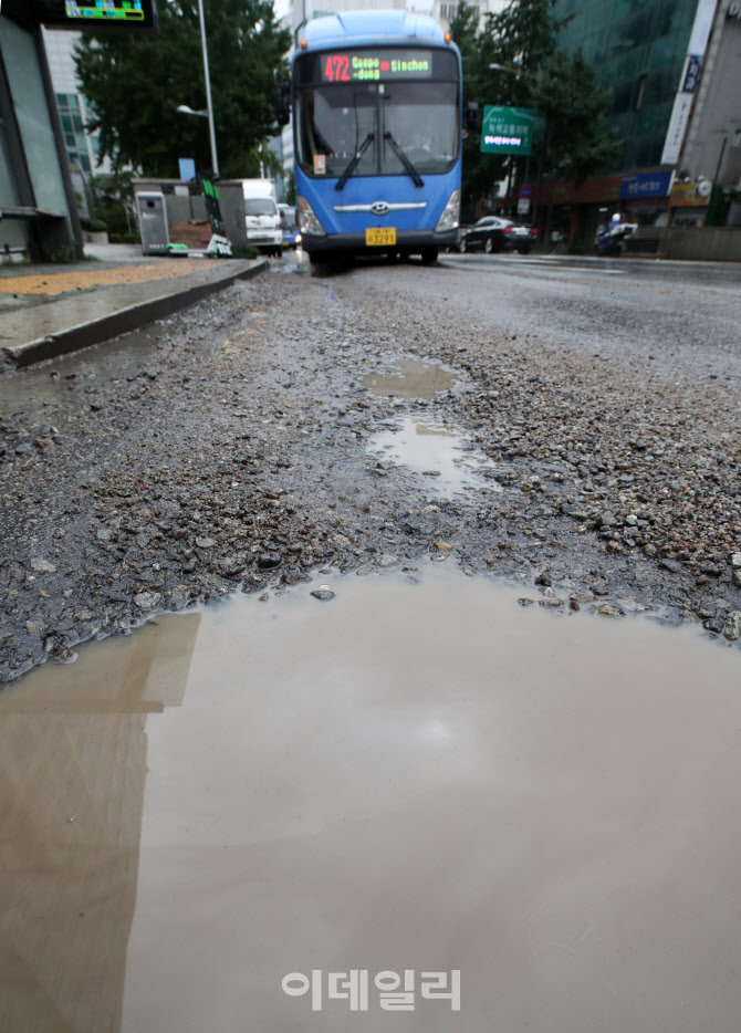 여기저기 '움푹'…장마철 불청객 '포트홀'                                                                                                                                       