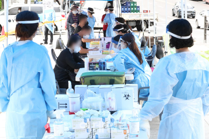 케네디상가 확진자 발생으로 코로나19 검사 받는 상인들                                                                                                                                              