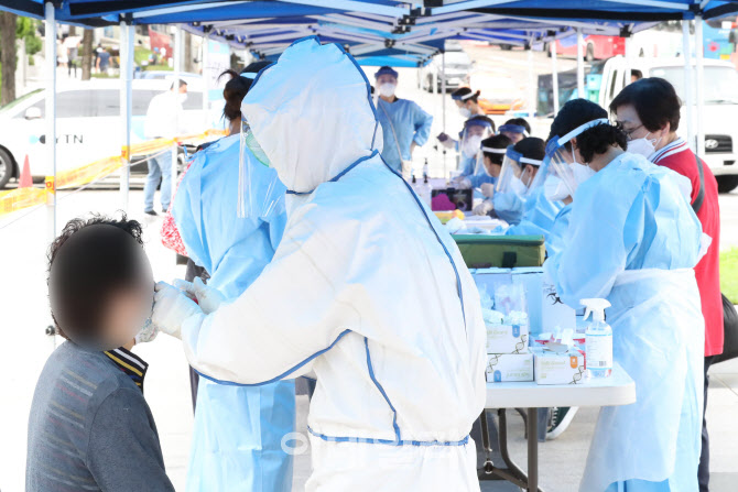 코로나19 검사 받는 남대문시장 상인들                                                                                                                                                              